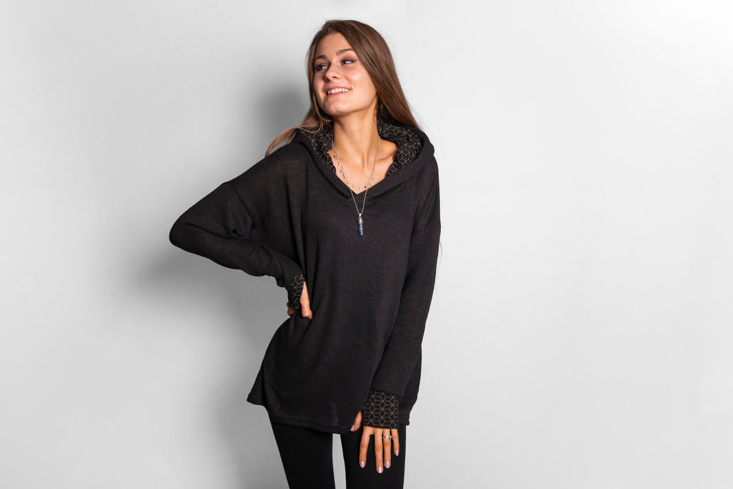 langer Strickpulli mit gemusterter Kapuze und Daumenlöchern in schwarz