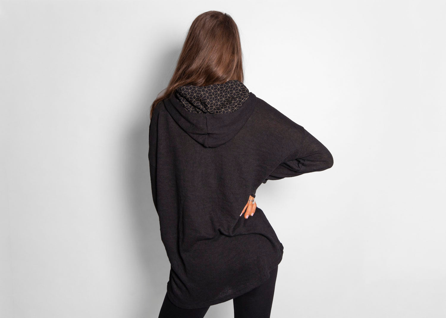 langer Strickpulli mit gemusterter Kapuze und Daumenlöchern in schwarz