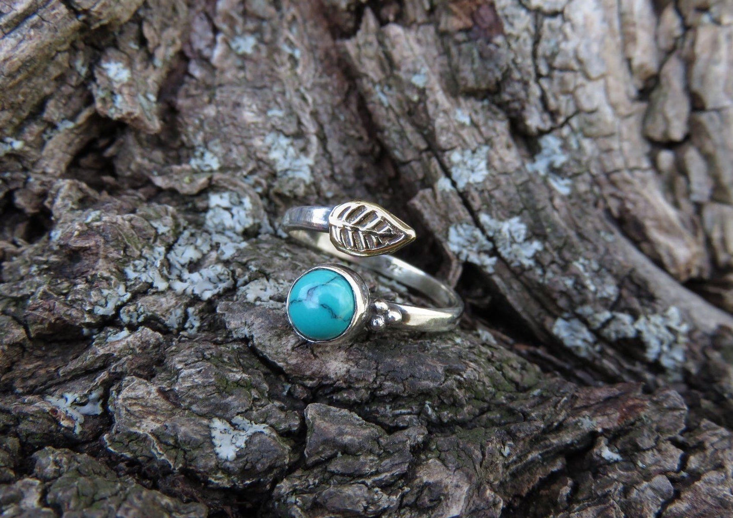 Toe ring with leaf and stone made of silver and brass 