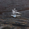 Zehenring mit kleinem Stein und Blume aus Silber