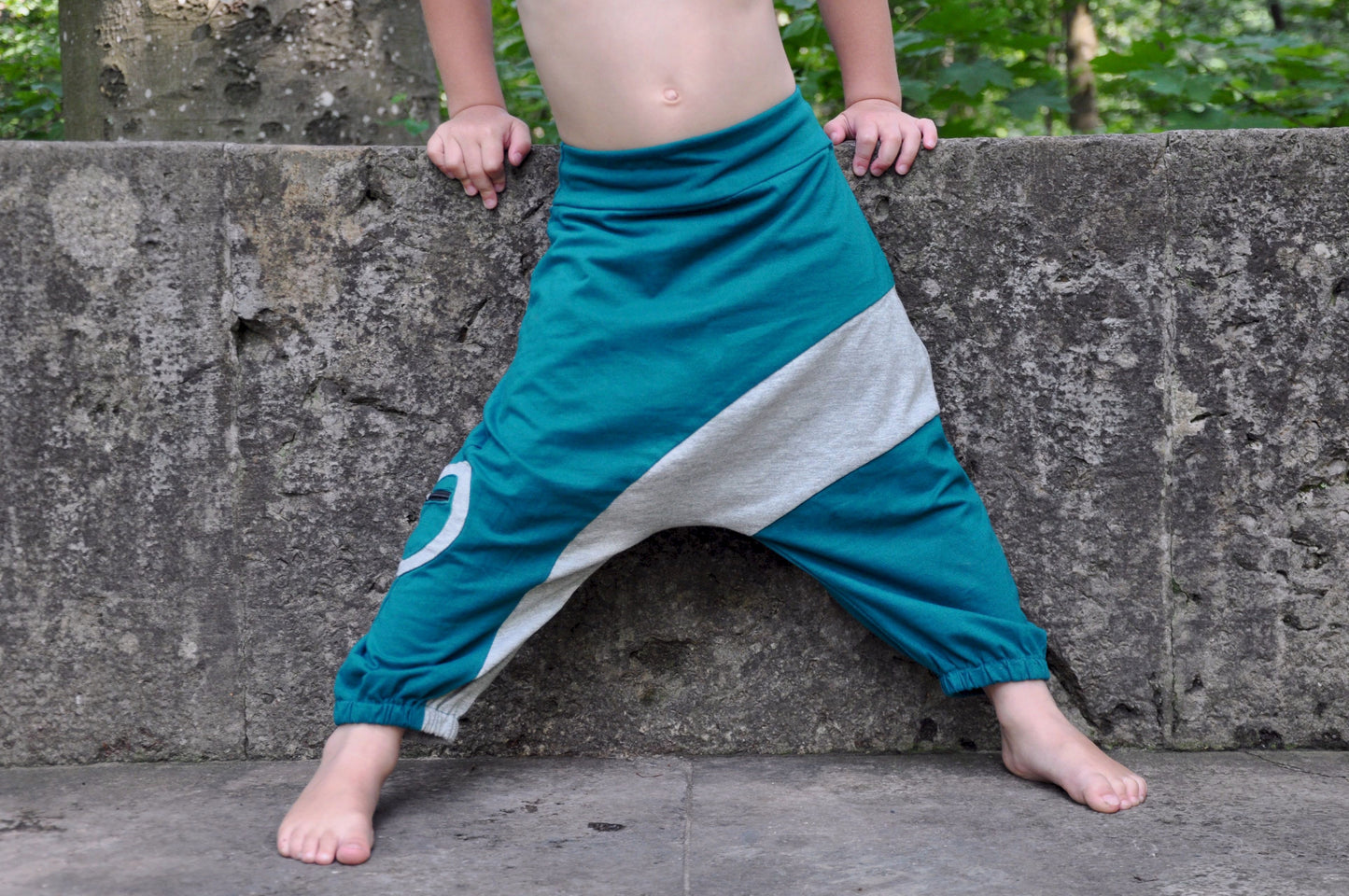 Comfortable sweat pants for children in turquoise gray 