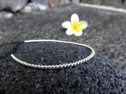 Bracelet with small silver beads sliding knots 