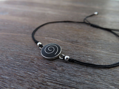 schwarzes Armband mit Spirale und Perlen aus Silber
