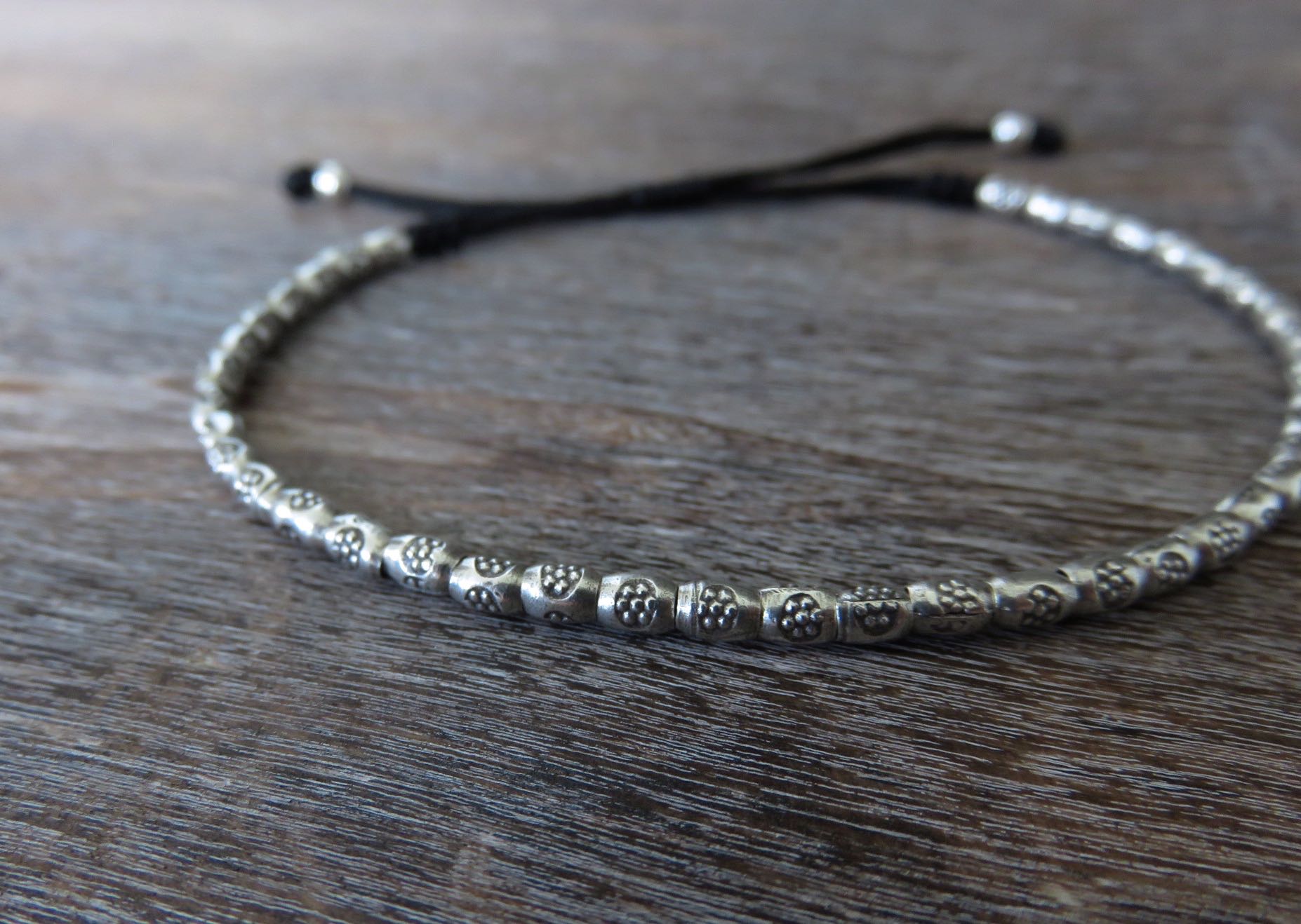 Armband aus silbernen Perlen mit kleinen Blümchen