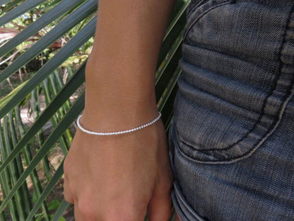 Armband mit kleinen Kügelchen aus Silber Schiebeknoten