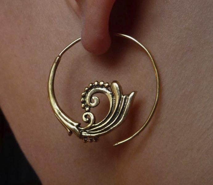 Spiral Ohrringe mit Pünktchen aus Messing