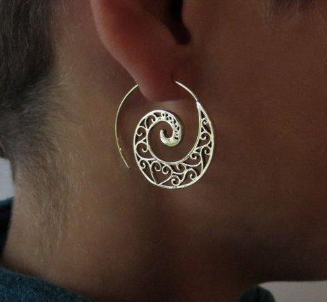 Spiral earrings with spiral pattern made of brass 
