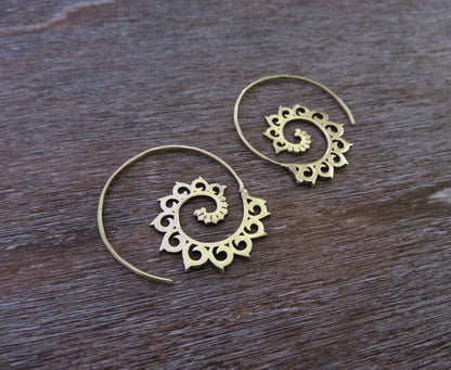 small patterned spiral earrings made of brass 