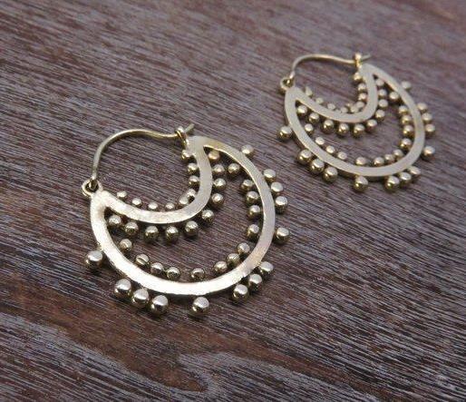 Hoop earrings decorated with brass dots 