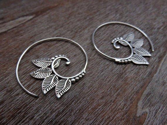 verspielte Spiral Ohrringe mit Blättern aus Silber