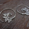verspielte Spiral Ohrringe mit Blättern aus Silber
