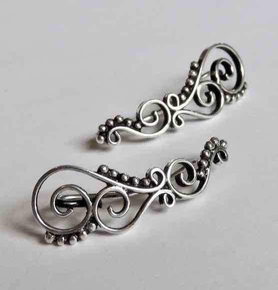 Earclimber Ohrringe mit Spiralen und Pünktchen aus Silber
