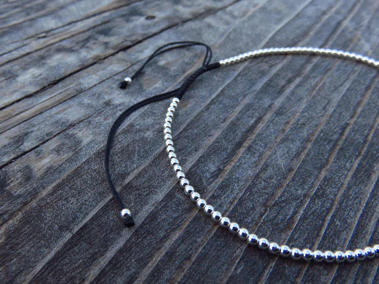verstellbares Fusskettchen mit kleinen runden Silber Perlen