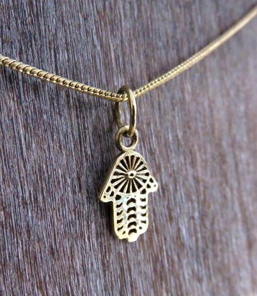 kleiner Anhänger mit dem Motiv Hand der Fatima aus Messing