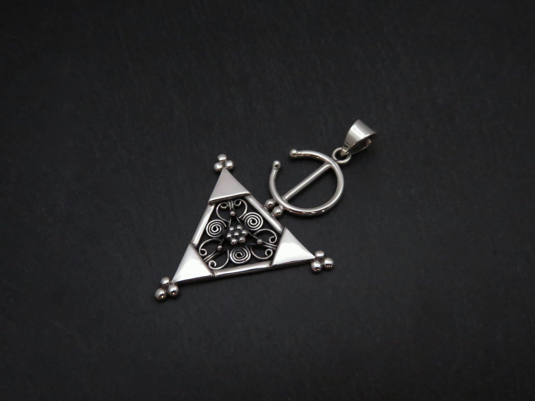 Anhänger mit filigran verziertem Dreieck aus Silber
