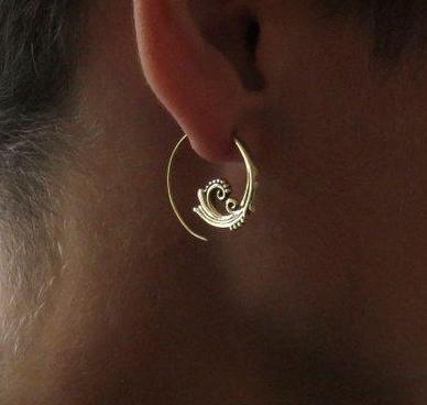 kleine verspielte Spiral Ohrringe aus Messing