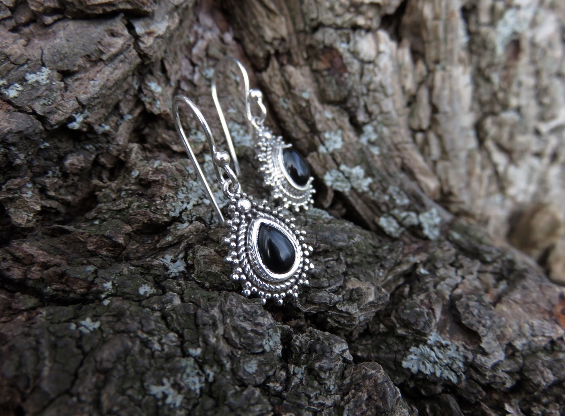 kleine Ohrringe aus Silber mit Stein in Tropfenform