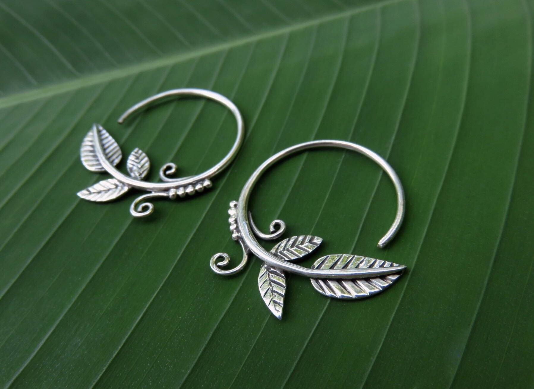 kleine Creolen mit Blättern und Spiralen aus Silber