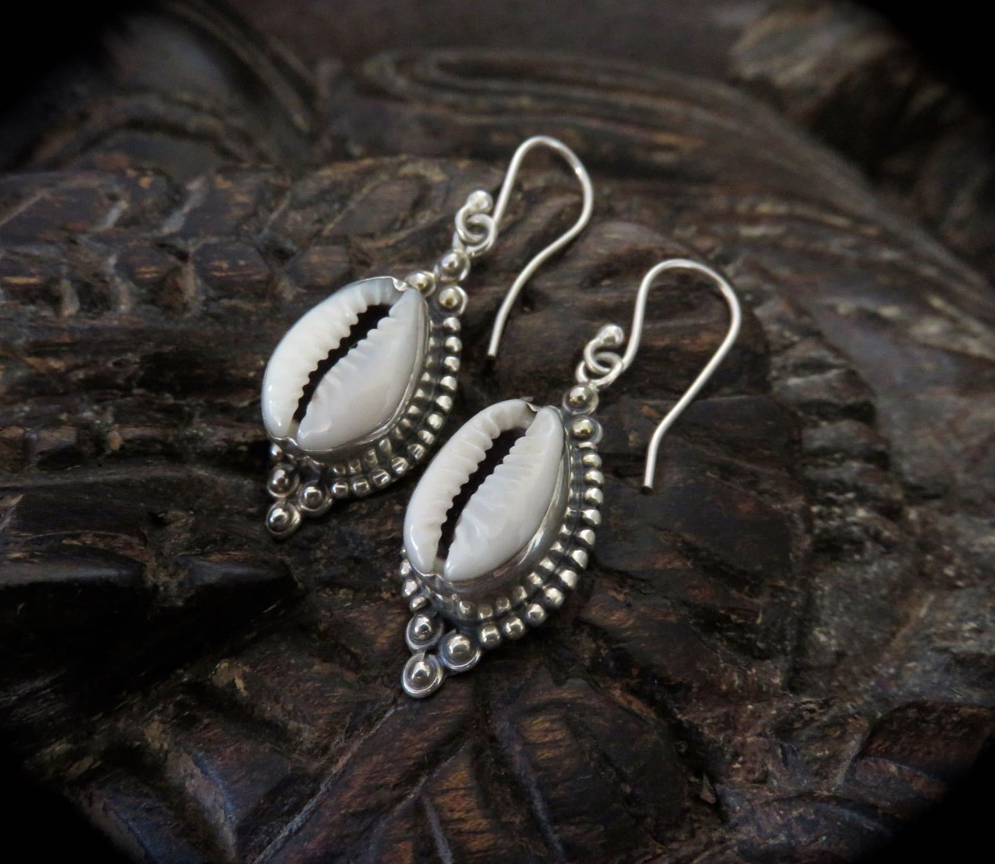 Earrings with shell and dots made of silver 