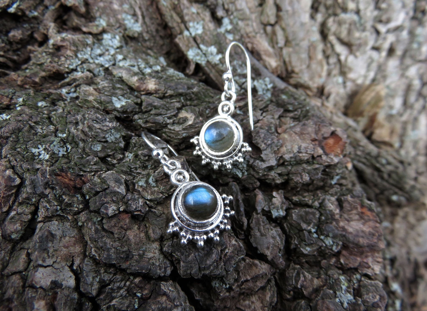 kleine Ohrringe aus Silber mit Stein und Pünktchen