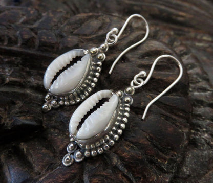 Earrings with shell and dots made of silver 