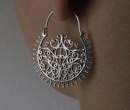 Hoop earrings with a filigree pattern made of silver 