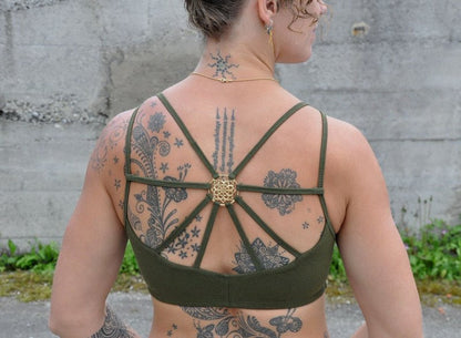 Yoga top with back pattern and brass elements in olive green 