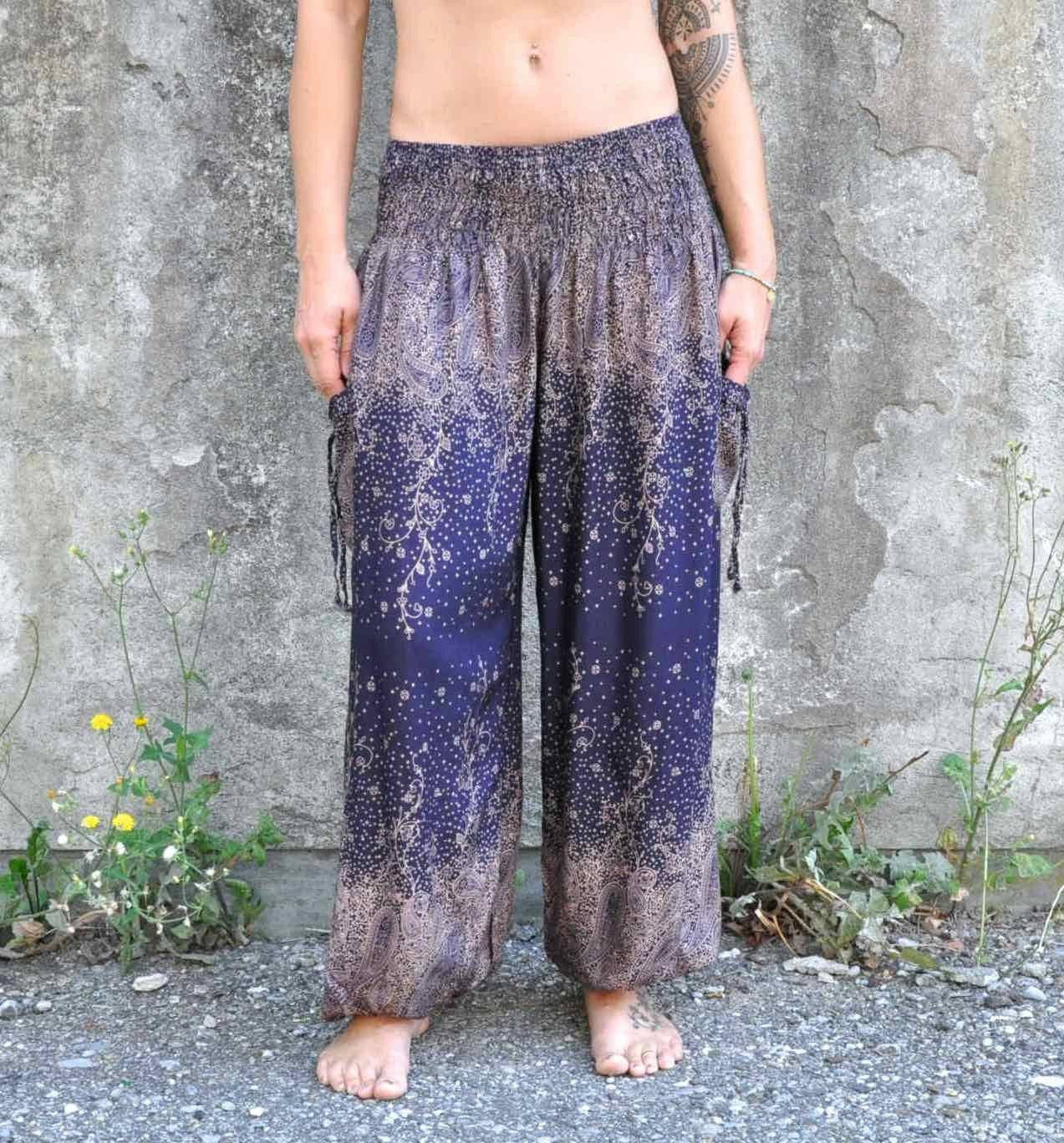 Airy harem pants with a floral pattern in blue