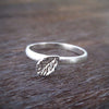 mattierter Ring mit kleinem Blatt aus Silber