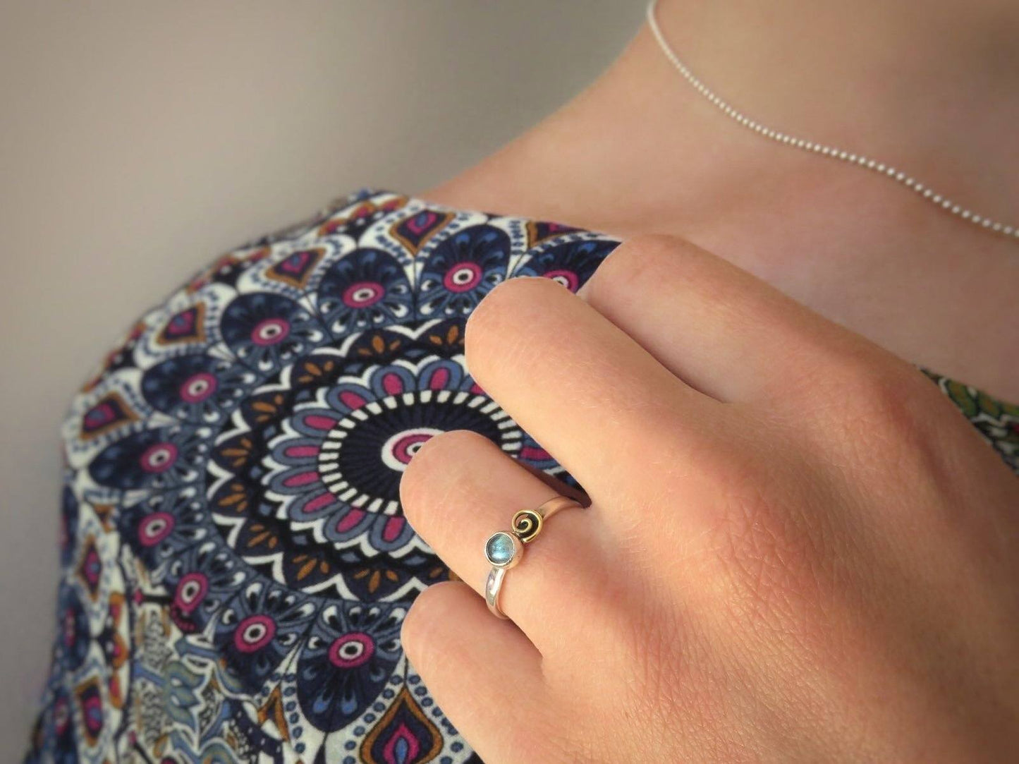 Silberring mit Spirale aus Messing und Labradorit Stein