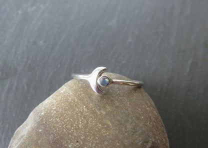 Ring mit kleinem Stein und Mond aus Silber