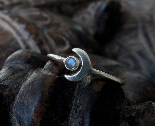 Ring mit kleinem Stein und Mond aus Silber