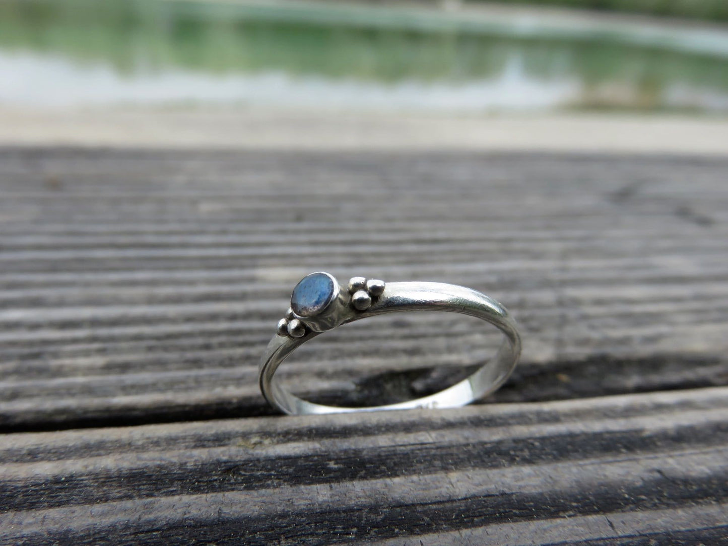 Ring mit Pünktchen und kleinem Stein aus Silber