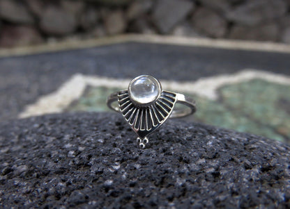 Ring mit Stein und filigranem Muster aus Silber