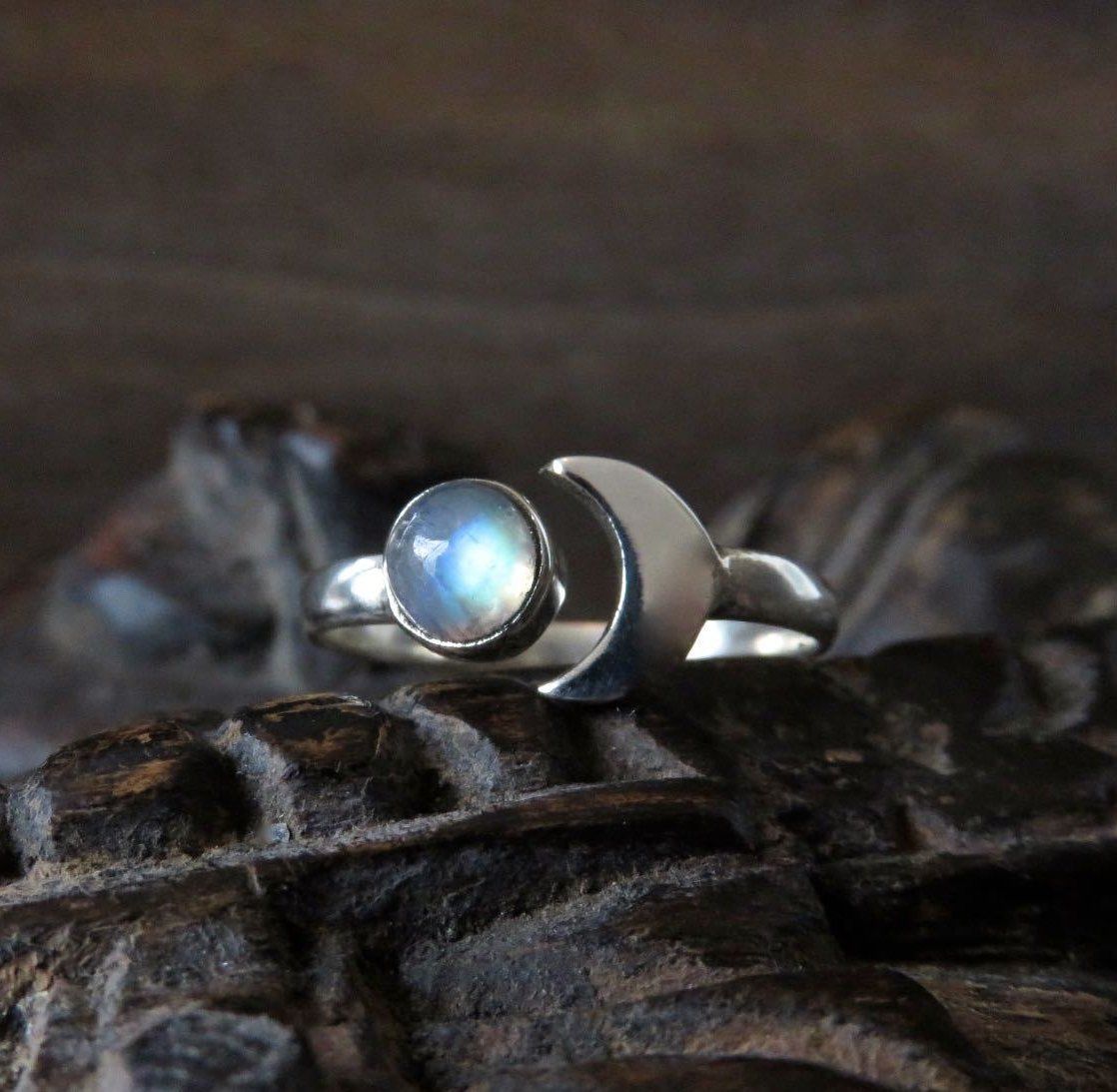 Ring mit Mond und schimmerndem Stein aus Silber