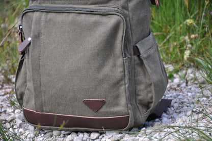 Canvas backpack in green 