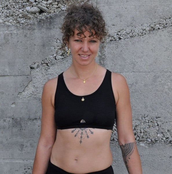 Yoga Top mit Rückenmuster und Messingelementen in schwarz