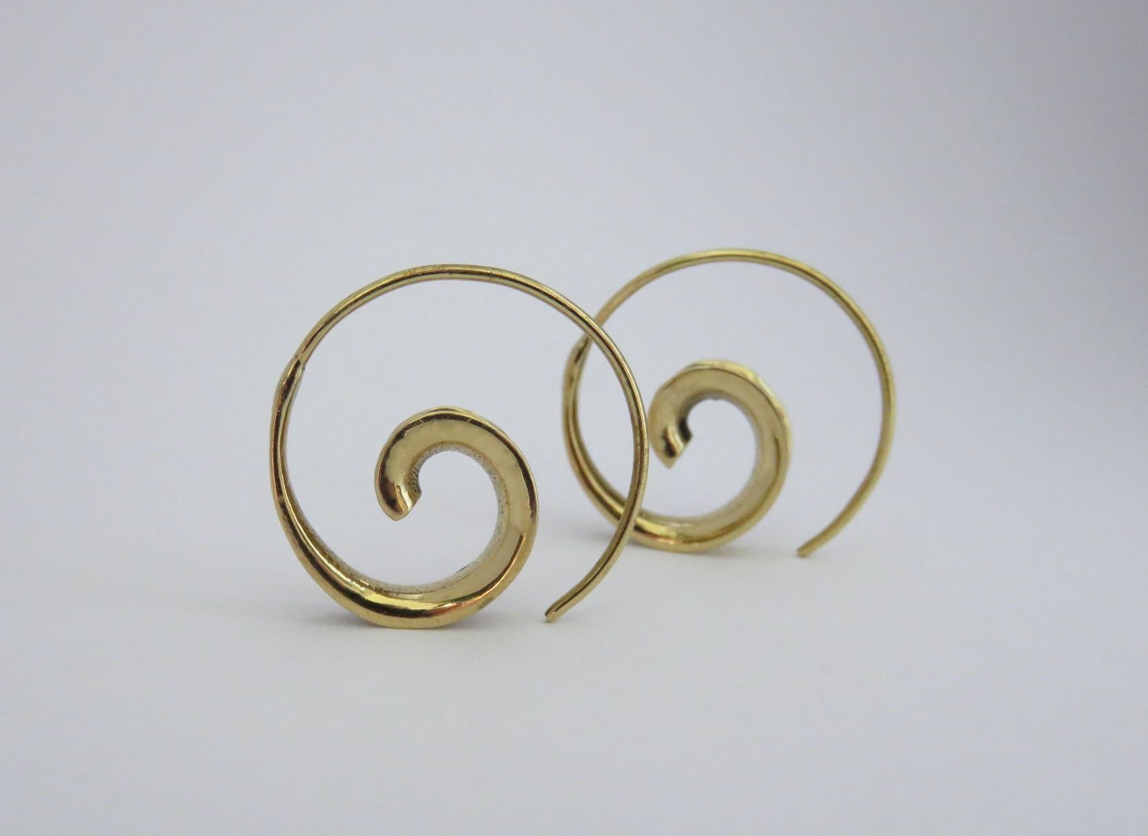 kleine schlichte Spiral Ohrringe aus Messing