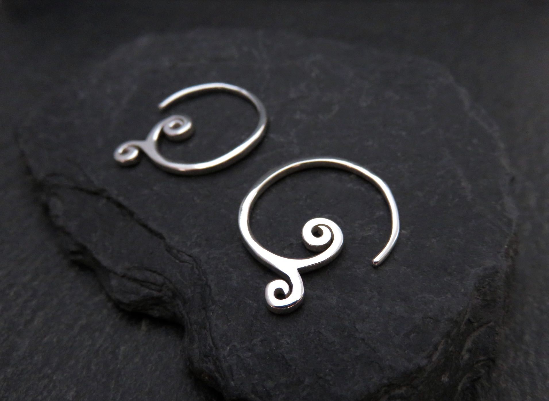 schlichte kleine Ohrringe mit Spiralen aus Silber