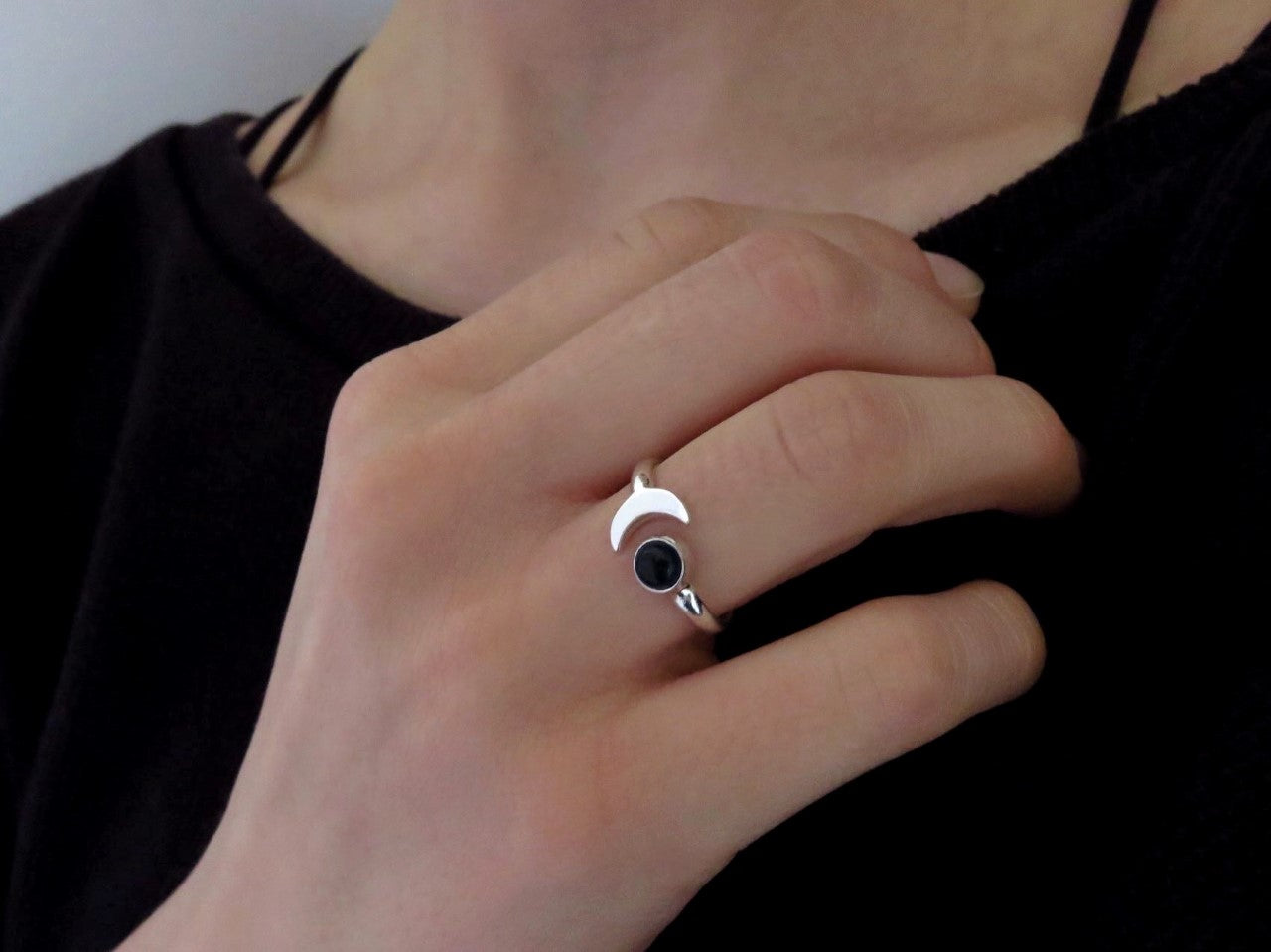 Ring mit Mond und schwarzem Onyx aus Silber