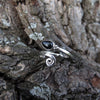 Zehenring mit Spirale und Stein in Tropfenform aus Silber