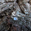 Zehenring mit Spirale und Stein in Tropfenform aus Silber