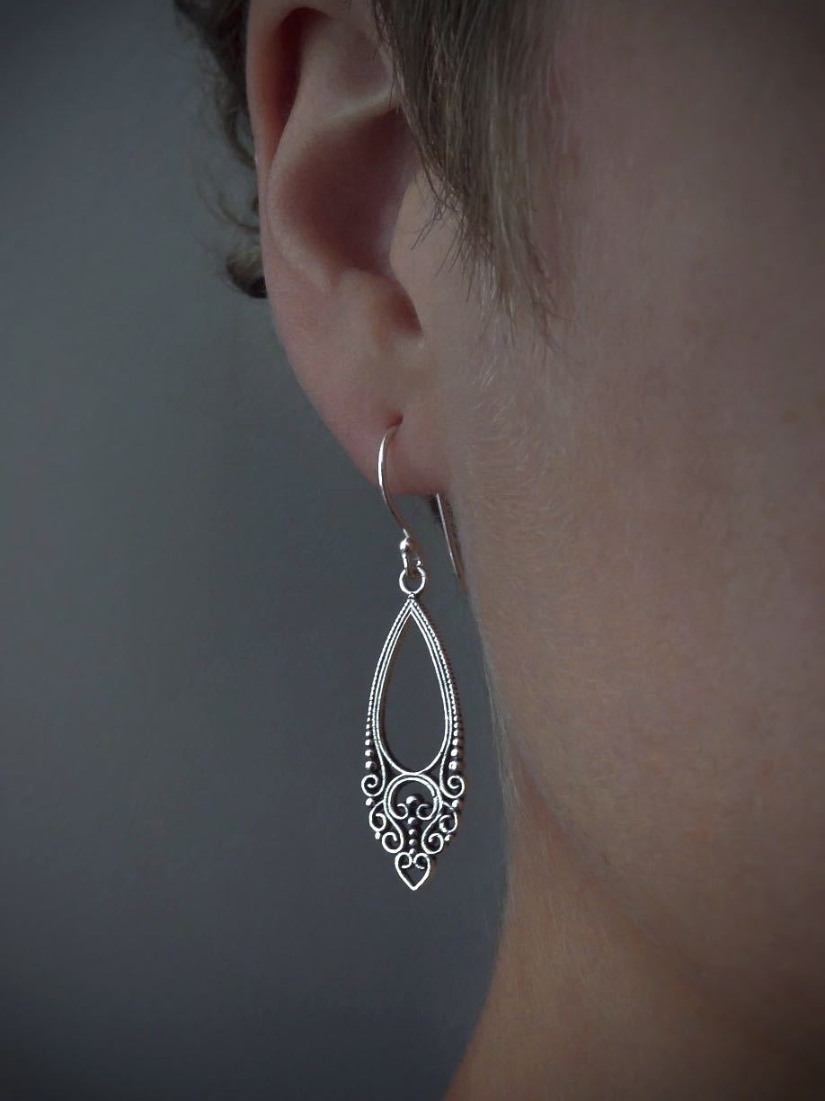 filigrane Ohrringe mit kleinen Spiralen aus Silber