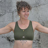 Yoga Top mit Rückenmuster und Messingelementen in olivegrün