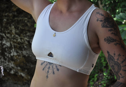 Yoga Top mit Rückenmuster und Messingelementen in weiß